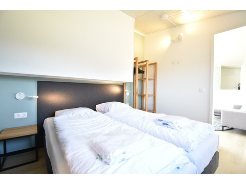 kaufen-freistehendes-ferienhaus-zwartewaal-hauptschlafzimmer-komfortables-bett-recreatieadviseurs...