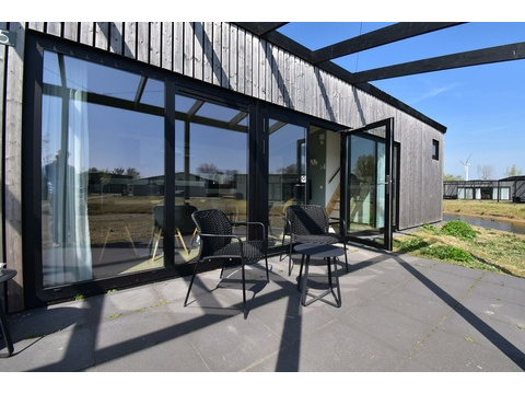 kaufen-freistehendes-ferienhaus-zwartewaal-terrasse-glasfront-recreatieadviseurs-vakantiehuistekoop...