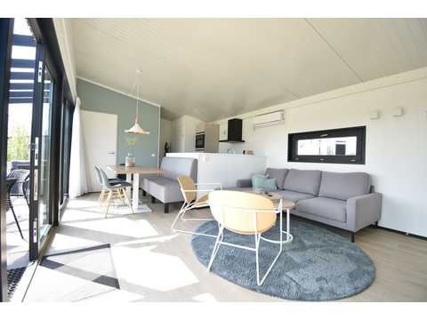 kaufen-freistehendes-ferienhaus-zwartewaal-wohnzimmer-offene-kueche-essbereich-recreatieadviseurs...