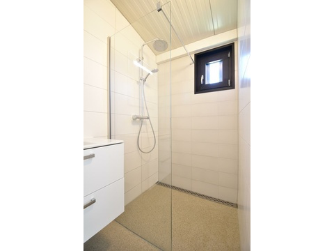 kaufen-freistehendes-ferienhaus-zwartewaal-zweites-badezimmer-ebenerdige-dusche-recreatieadviseurs...