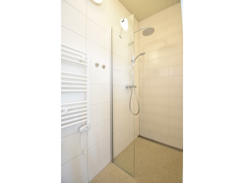 kaufen-freistehendes-ferienhaus-zwartewaal-badezimmer-ebenerdige-dusche-recreatieadviseurs...