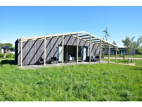 kaufen-freistehendes-ferienhaus-zwartewaal-vorderansicht-recreatieadviseurs-vakantiehuistekoop-nl...
