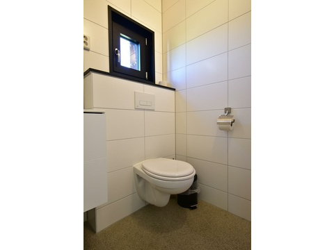 kaufen-freistehendes-ferienhaus-zwartewaal-zweites-badezimmer-wc-und-wandklosett-recreatieadviseurs...