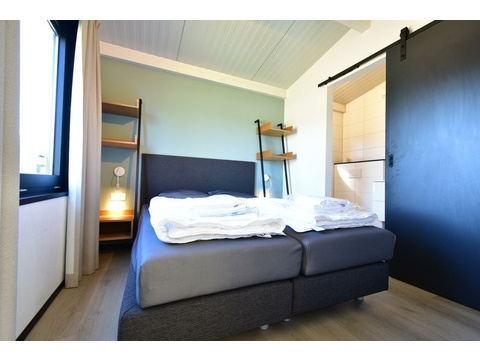 kaufen-freistehendes-ferienhaus-zwartewaal-hauptschlafzimmer-en-suite-badezimmer-recreatieadviseurs...