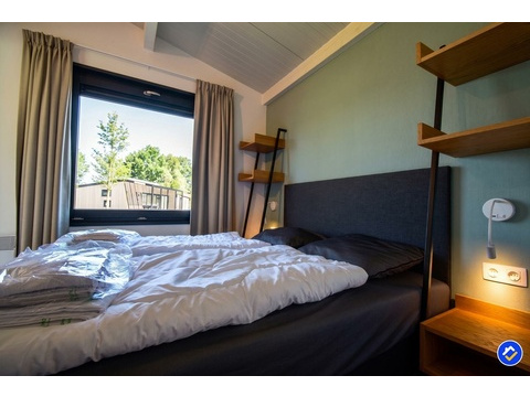 kaufen-freistehendes-ferienhaus-zwartewaal-schlafzimmer-boxspringbett-ausblick-recreatieadviseurs...