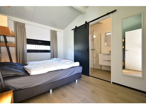 kaufen-freistehendes-ferienhaus-zwartewaal-zweites-schlafzimmer-und-badezimmer-recreatieadviseurs...
