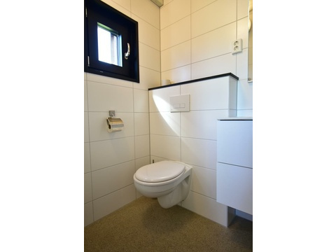 kaufen-freistehendes-ferienhaus-zwartewaal-badezimmer-wc-und-wandklosett-recreatieadviseurs...
