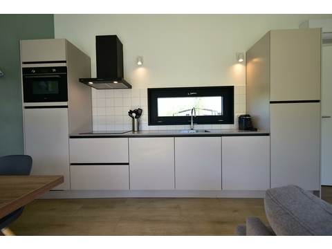 kaufen-freistehendes-ferienhaus-zwartewaal-moderne-offene-kueche-einbaugeraete-recreatieadviseurs...