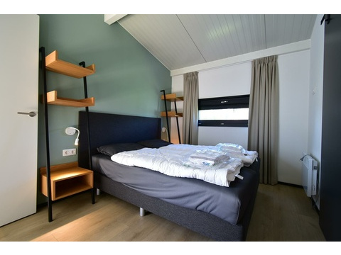 kaufen-freistehendes-ferienhaus-zwartewaal-zweites-schlafzimmer-boxspringbett-recreatieadviseurs...