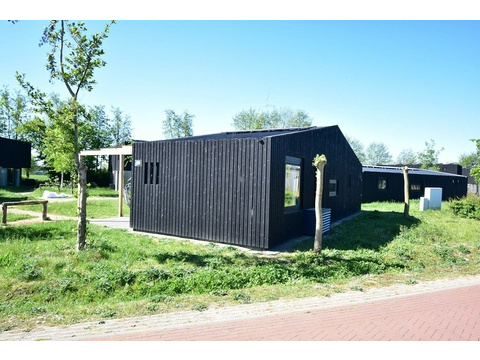 kaufen-freistehendes-ferienhaus-zwartewaal-rueckansicht-recreatieadviseurs-vakantiehuistekoop-nl.jpg