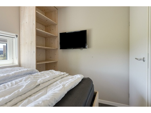 kauf-freistehendes-ferienhaus-kamperland-schlafzimmer-tischlerarbeit-tv-recreatieadviseurs...