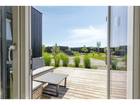 kaufen-freistehendes-ferienhaus-kamperland-sonnenterrasse-loungebereich-recreatieadviseurs...