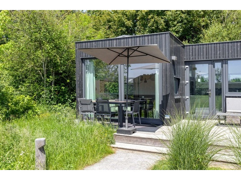 kaufen-freistehendes-ferienhaus-kamperland-terrasse-aussenessbereich-und-sonnenschirm...