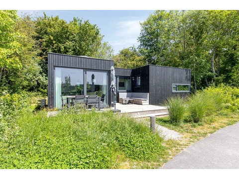 kaufen-freistehendes-ferienhaus-kamperland-aussenansicht-sonnenterrasse-recreatieadviseur...