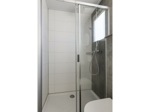 kaufen-freistehendes-ferienhaus-kamperland-badezimmer-detail-duschkabine-recreatieadviseurs...