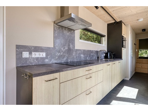 kaufen-freistehendes-ferienhaus-kamperland-moderne-offene-kueche-marmoroptik-recreatieadviseurs...