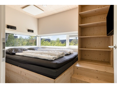 kaufen-freistehendes-ferienhaus-kamperland-schlafzimmer-mit-panoramafenster-recreatieadviseurs...