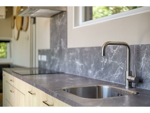 kaufen-freistehendes-ferienhaus-kamperland-kueche-detail-spuelbecken-recreatieadviseurs...