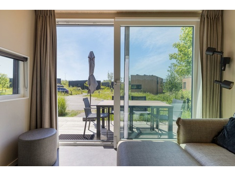 kaufen-freistehendes-ferienhaus-kamperland-wohnzimmer-mit-blick-auf-terrasse-recreatieadviseurs...