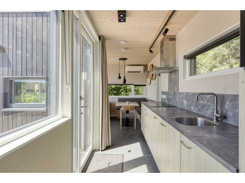 kaufen-freistehendes-ferienhaus-kamperland-kueche-blick-esstisch-recreatieadviseurs...