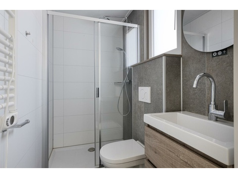 kaufen-freistehendes-ferienhaus-kamperland-modernes-badezimmer-dusche-recreatieadviseurs...