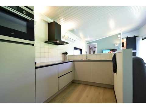kaufen-luxus-chalet-zwartewaal-moderne-eckkueche-und-einbaugeraete-recreatieadviseurs...