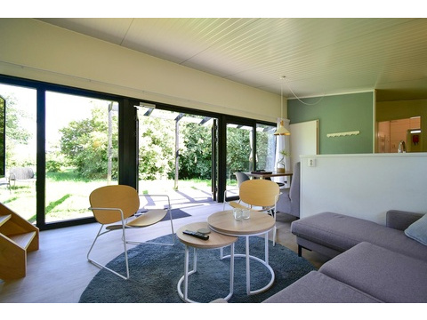 kaufen-luxus-chalet-zwartewaal-helles-wohnzimmer-und-schiebetuer-recreatieadviseurs...