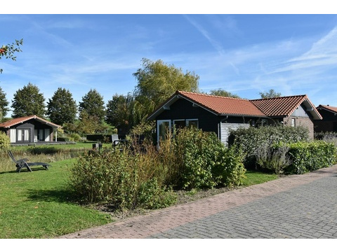 kaufen-freistehendes-ferienhaus-kattendijke-garten-am-wasser-sonnenliegen-vakantiehuistekoop-nl...