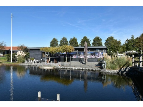 kaufen-freistehendes-ferienhaus-kattendijke-garten-am-wasser-sonnenliegen-vakantiehuistekoop-nl...