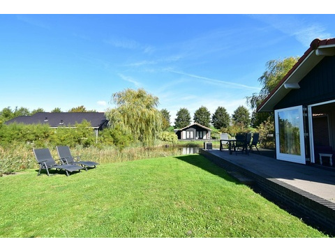 kaufen-freistehendes-ferienhaus-kattendijke-garten-am-wasser-sonnenliegen-vakantiehuistekoop-nl...