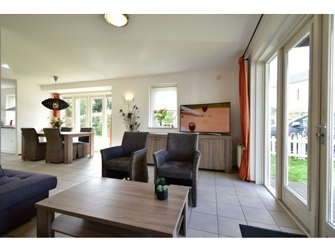 kaufen-freistehendes-ferienhaus-hellevoetsluis-wohnzimmer-sitzecke-essbereich-vakantiehuistekoop-nl...