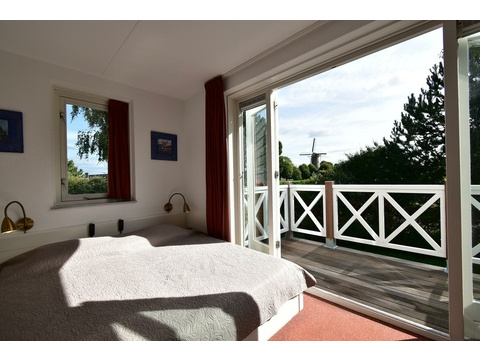 kaufen-freistehendes-ferienhaus-hellevoetsluis-schlafzimmer-balkon-muehlenblick-vakantiehuistekoop...