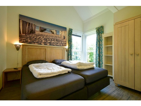 kaufen-freistehendes-ferienhaus-ouddorp-schlafzimmer-doppelbett-vakantiehuistekoop-nl-prins-en...