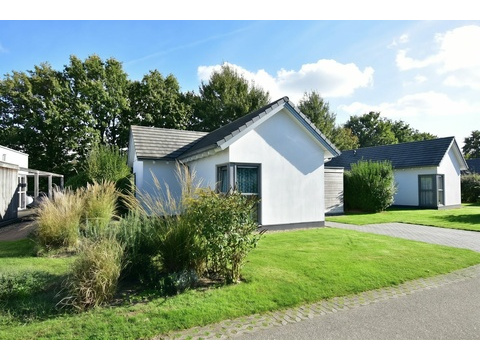 kaufen-freistehendes-ferienhaus-ouddorp-rueckseite-terrasse-hauptfoto-vakantiehuistekoop-nl-prins...