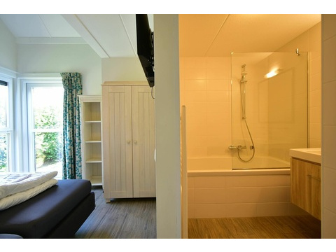 kaufen-freistehendes-ferienhaus-ouddorp-rueckseite-terrasse-hauptfoto-vakantiehuistekoop-nl-prins...