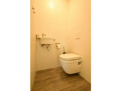 kaufen-freistehendes-ferienhaus-ouddorp-rueckseite-terrasse-hauptfoto-vakantiehuistekoop-nl-prins...