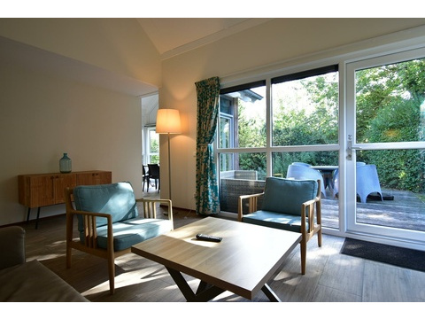 kaufen-freistehendes-ferienhaus-ouddorp-wohnzimmer-gartenblick-vakantiehuistekoop-nl-prins-en-prins...