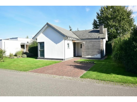 kaufen-freistehendes-ferienhaus-ouddorp-rueckseite-terrasse-hauptfoto-vakantiehuistekoop-nl-prins...