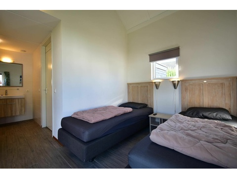kaufen-freistehendes-ferienhaus-ouddorp-rueckseite-terrasse-hauptfoto-vakantiehuistekoop-nl-prins...