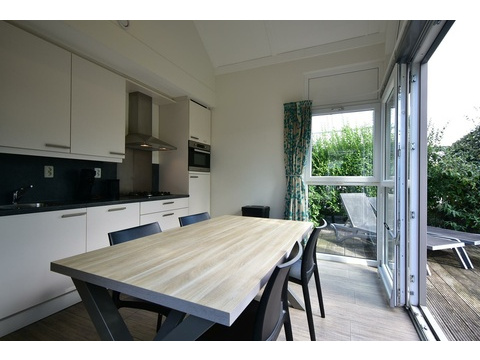 kaufen-freistehendes-ferienhaus-ouddorp-kuche-essbereich-terrassenzugang-vakantiehuistekoop-nl...