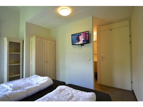 kaufen-freistehendes-ferienhaus-ouddorp-rueckseite-terrasse-hauptfoto-vakantiehuistekoop-nl-prins...