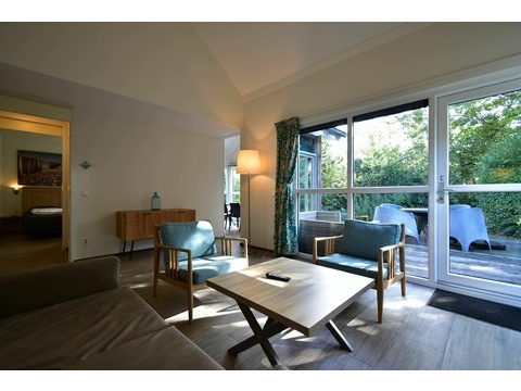 kaufen-freistehendes-ferienhaus-ouddorp-rueckseite-terrasse-hauptfoto-vakantiehuistekoop-nl-prins...