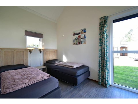 kaufen-freistehendes-ferienhaus-ouddorp-rueckseite-terrasse-hauptfoto-vakantiehuistekoop-nl-prins...