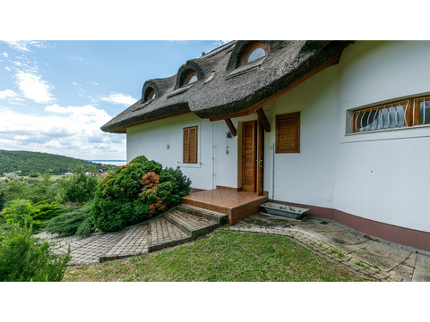Einfamilienhaus kaufen in Balatongyörök, mit Garage, 8.827 m² Grundstück, 300 m² Wohnfläche