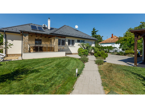 Einfamilienhaus kaufen in Keszthely, 746 m² Grundstück, 121 m² Wohnfläche