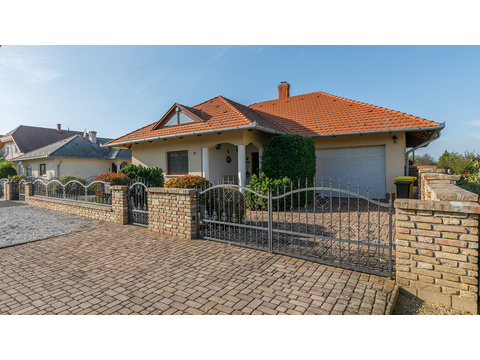 Einfamilienhaus kaufen in Balatonberény, mit Garage, 787 m² Grundstück, 180 m² Wohnfläche