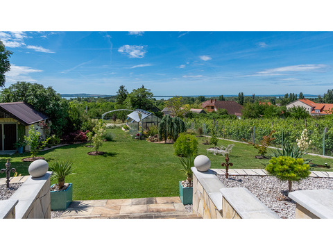 Einfamilienhaus kaufen in Vonyarcvashegy, mit Garage, 2.669 m² Grundstück, 205 m² Wohnfläche