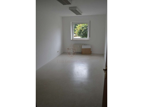 Büro oder Lagerraum mit Ladetür