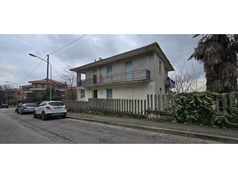 Etagenwohnung kaufen in Penne, mit Stellplatz, 140 m² Wohnfläche, 3 Zimmer