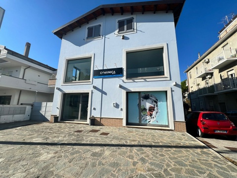 Ladenlokal kaufen in Abruzzen, mit Stellplatz, 125 m² Bürofläche